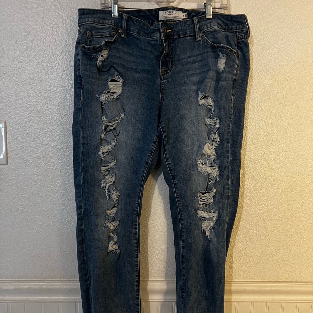 Torrid Ripped Stretchy Jeans Sz 18